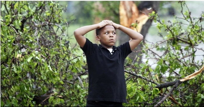 Người dân không khỏi bàng hoàng trước sức tàn phá của cơn lốc xoáy. Người dân không khỏi bàng hoàng trước sức tàn phá của cơn lốc xoáy.