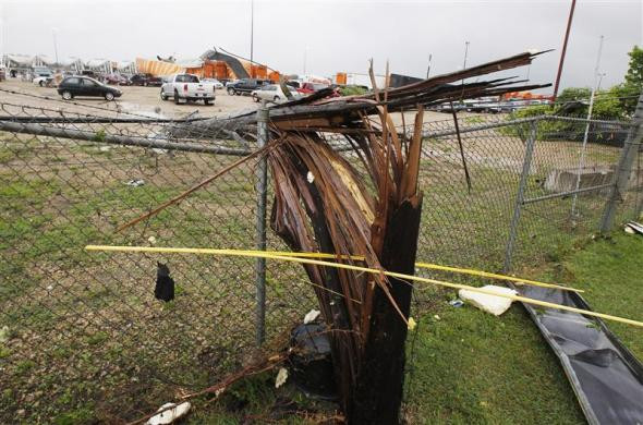 Sân bay Dallas-Fort Worth đã phải hủy bỏ tất cả các chuyến bay và đưa hành khách vào nơi an toàn. Sân bay Dallas-Fort Worth đã phải hủy bỏ tất cả các chuyến bay và đưa hành khách vào nơi an toàn.