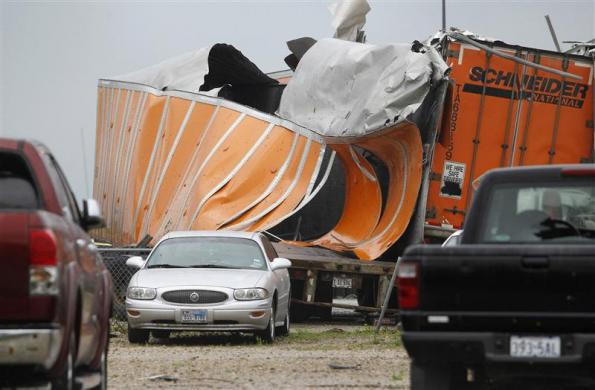 Trận lốc xoáy xảy ra vào buổi trưa ở phía nam Dallas và di chuyển về phía đông, trước khi một cơn lốc xoáy khác xảy ra ở Mansfield. Mọi thứ đều có thể bị thổi bay dễ dàng. Trận lốc xoáy xảy ra vào buổi trưa ở phía nam Dallas và di chuyển về phía đông, trước khi một cơn lốc xoáy khác xảy ra ở Mansfield. Mọi thứ đều có thể bị thổi bay dễ dàng.