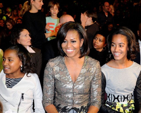 Đệ nhất phu nhân Michelle Obama và con gái Malia, Sasha tham dự giải thưởng Nickelodeon Kids' Choice Awards lần thứ 25 - một giải thưởng uy tín thường niên do trẻ em bầu chọn trực tiếp qua điện thoại những diễn viên, ca sĩ, ngôi sao truyền hình, vận động viên thể thao… được yêu thích trong năm. Đệ nhất phu nhân Michelle Obama và con gái Malia, Sasha tham dự giải thưởng Nickelodeon Kids' Choice Awards lần thứ 25 - một giải thưởng uy tín thường niên do trẻ em bầu chọn trực tiếp qua điện thoại những diễn viên, ca sĩ, ngôi sao truyền hình, vận động viên thể thao… được yêu thích trong năm.