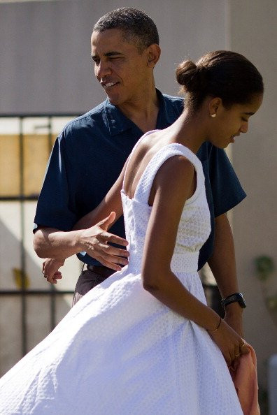 Tổng thống Barack Obama và con gái Malia Obama chuẩn bị vào cơ sở Thủy quân lục chiến Hawaii Chapel tại Kaneohe, Hawaii. Tổng thống Barack Obama và con gái Malia Obama chuẩn bị vào cơ sở Thủy quân lục chiến Hawaii Chapel tại Kaneohe, Hawaii.