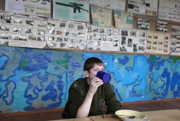 Bữa ăn trưa của những người lính sinh viên. Bữa ăn trưa của những người lính sinh viên.