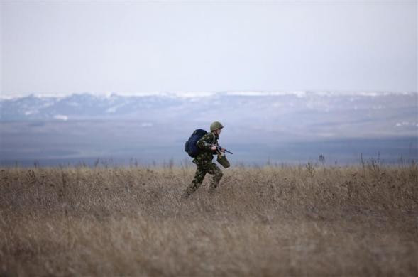 Một sinh viên đang kiểm tra địa hạt trong đợt huấn luyện quân sự. Một sinh viên đang kiểm tra địa hạt trong đợt huấn luyện quân sự.