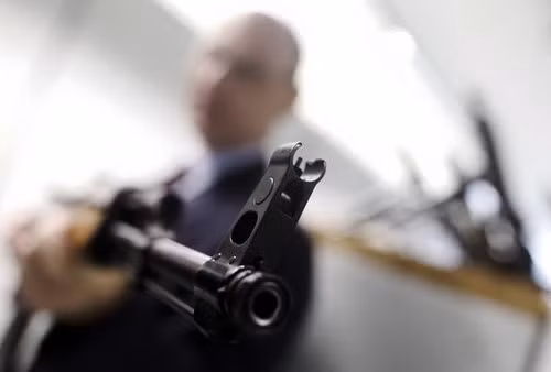 Dù đã bán được hàng triệu khẩu AK trên toàn thế giới, Izmash vẫn bị phá sản do làm ăn thua lỗ - Ảnh: Reuters