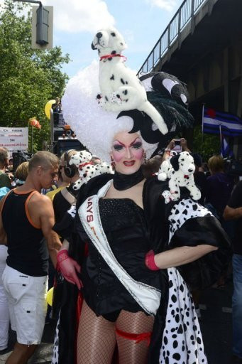 Trước đó vài ngày, cuộc diễu hành đồng tính cũng được tổ chức tại Berlin, Đức.