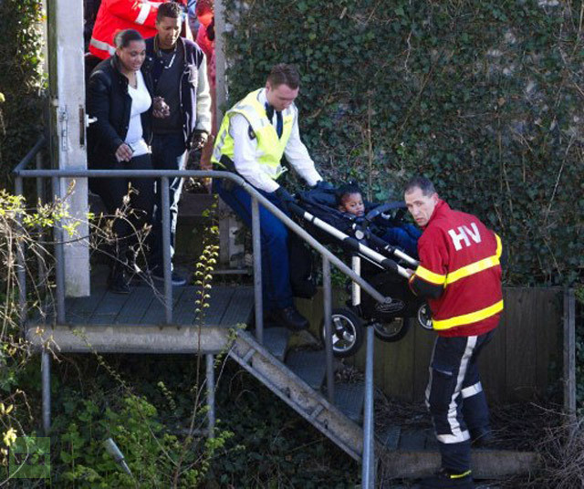 Kênh tin tức địa phương AT5 cho hay, vị trí của vụ tai nạn khá phức tạp và gây khó khăn cho các nhân viên cứu thương tiếp cận với hiện trường. Tất cả các chuyến tàu phía tây thủ đô đã bị ngừng. Cả hai xe lửa hiện vẫn còn nằm trên đường ray. Kênh tin tức địa phương AT5 cho hay, vị trí của vụ tai nạn khá phức tạp và gây khó khăn cho các nhân viên cứu thương tiếp cận với hiện trường. Tất cả các chuyến tàu phía tây thủ đô đã bị ngừng. Cả hai xe lửa hiện vẫn còn nằm trên đường ray.