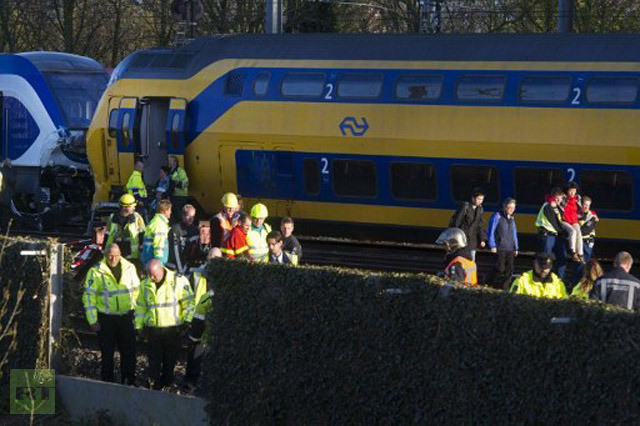 Một chiếc trực thăng cứu thương đã được sử dụng để đưa những người bị thương ra khỏi hiện trường. Một chiếc trực thăng cứu thương đã được sử dụng để đưa những người bị thương ra khỏi hiện trường.