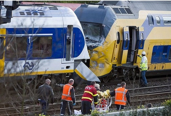 Hai đoàn tàu đã bất ngờ đâm thẳng vào nhau ở thủ đô Amsterdam. Hai đoàn tàu đã bất ngờ đâm thẳng vào nhau ở thủ đô Amsterdam.