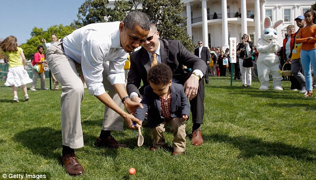 Nhiệt tình hướng dẫn một em bé lăn trứng. Nhiệt tình hướng dẫn một em bé lăn trứng.