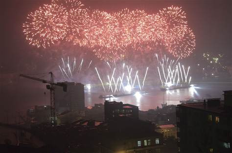 Màn pháo hoa rực rỡ nhìn từ trên cao.