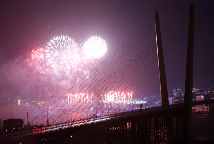 Một góc thành phố Vladivostok tràn ngập sắc màu, ánh sáng suốt 20 phút diễn ra màn bắn pháo hoa.