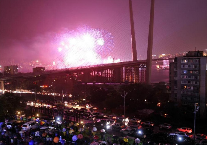 Buổi chiều cùng ngày, Hội nghị lần thứ 20 của các nhà lãnh đạo Diễn đàn hợp tác kinh tế Châu Á - Thái Bình Dương (APEC) đã chính thức khai mạc với chủ đề "Liên kết để tăng trưởng, sáng tạo để thịnh vượng". Đây là cơ hội để các nhà lãnh đạo APEC cùng trao đổi về những biện pháp tăng cường hợp tác trong bối cảnh kinh tế thế giới và khu vực Châu Á - Thái Bình Dương phục hồi chậm và tiềm ẩn nhiều rủi ro.