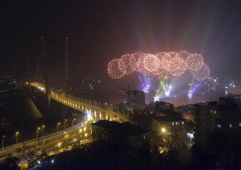Pháo hoa bên cây cầu bắc qua vịnh Golden Horn.