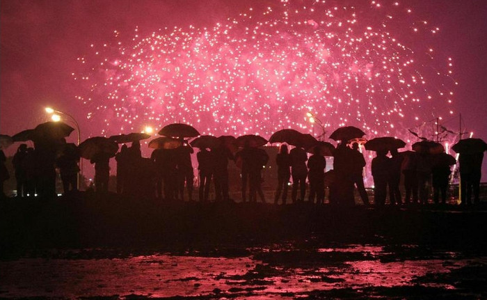 Người dân bất chấp trời mưa đến chiêm ngưỡng màn pháo hoa.