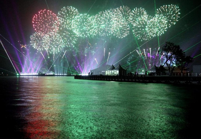 Pháo hoa được bắn lên gần cây cầu bắc qua vịnh Golden Horn ở thành phố cảng phía đông Vladivostok.