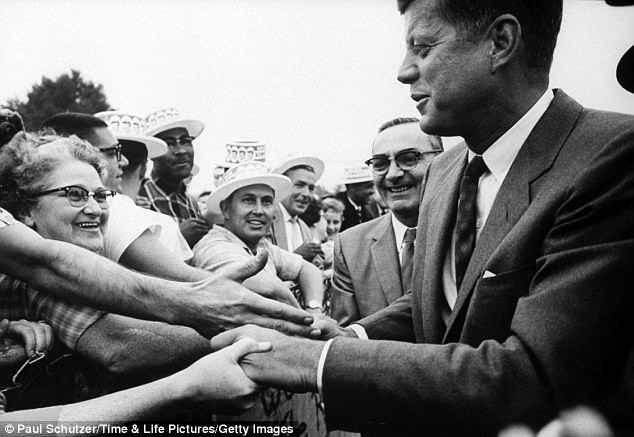 Nhiều nhà bình luận chính trị ghi nhận một thành công lớn mà vị tổng thống trẻ và tài giỏi này đạt được là lấy được lòng của rất nhiều cử tri nữ - từ người già cho đến người trẻ. Nhiều nhà bình luận chính trị ghi nhận một thành công lớn mà vị tổng thống trẻ và tài giỏi này đạt được là lấy được lòng của rất nhiều cử tri nữ - từ người già cho đến người trẻ.