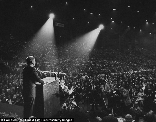 Với 49,7% số phiếu bầu, Kennedy đã giành chiến thắng trước Nixon với 49,5% số phiếu. John F Kennedy đã trở thành Tổng thống thứ 35 của nước Mỹ vào năm 1961 và lãnh đạo đất nước cho đến khi ông bị ám sát năm 1963. Với 49,7% số phiếu bầu, Kennedy đã giành chiến thắng trước Nixon với 49,5% số phiếu. John F Kennedy đã trở thành Tổng thống thứ 35 của nước Mỹ vào năm 1961 và lãnh đạo đất nước cho đến khi ông bị ám sát năm 1963.