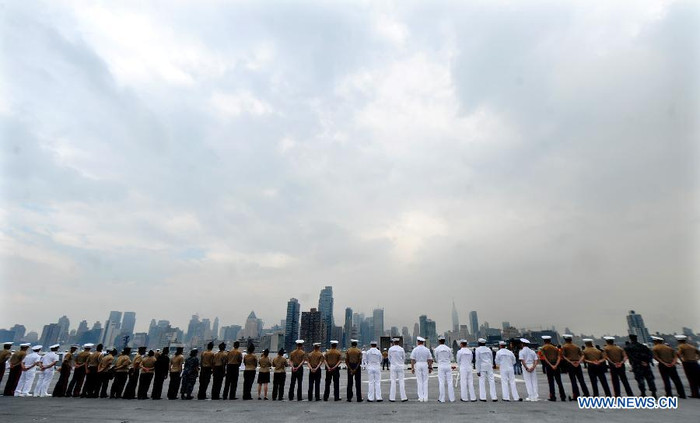Các lính Mỹ đứng trên tàu đổ bộ sân bay USS Wasp (LHD 1). Các lính Mỹ đứng trên tàu đổ bộ sân bay USS Wasp (LHD 1).