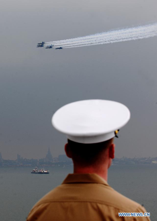 Màn trình diễn đẹp mắt của phi đội bay “Thiên thần xanh” (Blue Angels) của Hải quân Mỹ trên sông Hudson trong Tuần lễ Hạm đội lần 25 ở New York. Màn trình diễn đẹp mắt của phi đội bay “Thiên thần xanh” (Blue Angels) của Hải quân Mỹ trên sông Hudson trong Tuần lễ Hạm đội lần 25 ở New York.