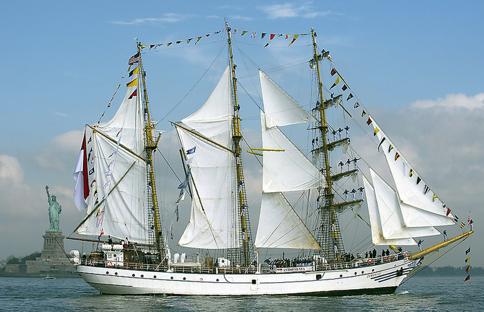 Tàu từ Indonesia - Dewaruci. Tàu từ Indonesia - Dewaruci.