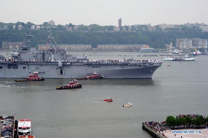 Tàu đổ bộ USS Wasp(LHD-1) của hải quân Mỹ tuần hành trên sông Hudson trong Tuần lễ Hạm đội lần thứ 25 ở New York, ngày 23/5. Tàu đổ bộ USS Wasp(LHD-1) của hải quân Mỹ tuần hành trên sông Hudson trong Tuần lễ Hạm đội lần thứ 25 ở New York, ngày 23/5.
