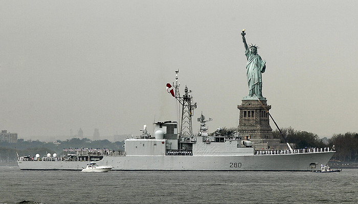 Tàu chiến HMCS Iroquois của Canada. Tàu chiến HMCS Iroquois của Canada.