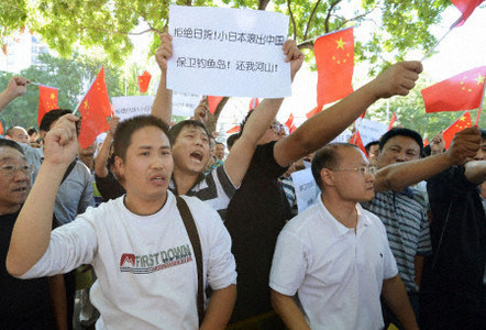 Trong khi đó, ở trên vùng biển gần nhóm đảo tranh chấp, tàu Cảnh sát biển Nhật Bản đã yêu cầu tàu Hải giám của Trung Quốc ra khỏi lãnh hải của Nhật. Bắc Kinh đã điều một nhóm tàu ra vùng biển tranh chấp nhằm khẳng định chủ quyền của mình.