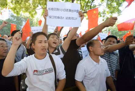 Trong khi đó, ở trên vùng biển gần nhóm đảo tranh chấp, tàu Cảnh sát biển Nhật Bản đã yêu cầu tàu Hải giám của Trung Quốc ra khỏi lãnh hải của Nhật. Bắc Kinh đã điều một nhóm tàu ra vùng biển tranh chấp nhằm khẳng định chủ quyền của mình.