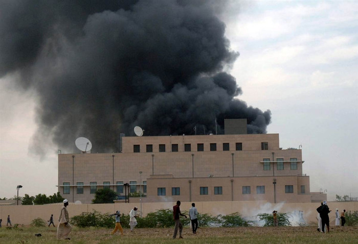 Đại sứ quán Mỹ tại thủ đô Khartoum của Sudan bốc khói nghi ngút khi người biểu tình cố gắng xông vào tòa nhà. Truyền thông nhà nước cũng đưa tin rằng các Đại sứ quán Đức và Anh ở Khartoum cũng bị tấn công bởi những người biểu tình giận dữ. Lực lượng an ninh đã dùng hơi cay để giải tán đám đông. Đại sứ quán Mỹ tại thủ đô Khartoum của Sudan bốc khói nghi ngút khi người biểu tình cố gắng xông vào tòa nhà. Truyền thông nhà nước cũng đưa tin rằng các Đại sứ quán Đức và Anh ở Khartoum cũng bị tấn công bởi những người biểu tình giận dữ. Lực lượng an ninh đã dùng hơi cay để giải tán đám đông.