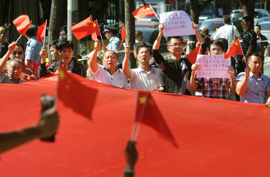Quan hệ giữa hai nước gia tăng căng thẳng trong tuần này sau khi Nhật Bản mua ba trong năm hòn đảo nằm ở biển Hoa Đông, bất chấp các cảnh báo từ Trung Quốc.