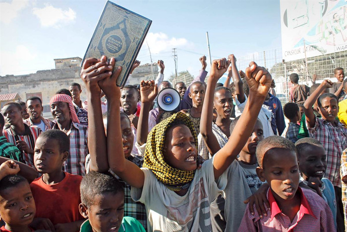 Tại thành phố Mogadishu, Somalia, các thanh niên và trẻ em Somali giờ lên cao một bản sao của kinh Koran trong một cuộc biểu tình. Bộ phim của nhà sản xuất Mỹ bị cho là đã bôi xấu Hồi giáo khi mô tả nhà tiên tri Muhammad như là một người gian lận, một kẻ lăng nhăng và một người điên. Tại thành phố Mogadishu, Somalia, các thanh niên và trẻ em Somali giờ lên cao một bản sao của kinh Koran trong một cuộc biểu tình. Bộ phim của nhà sản xuất Mỹ bị cho là đã bôi xấu Hồi giáo khi mô tả nhà tiên tri Muhammad như là một người gian lận, một kẻ lăng nhăng và một người điên.