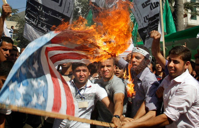 Một lá cờ Mỹ bị đốt cháy trong một cuộc biểu tình tại thành phố Gaza. Một lá cờ Mỹ bị đốt cháy trong một cuộc biểu tình tại thành phố Gaza.
