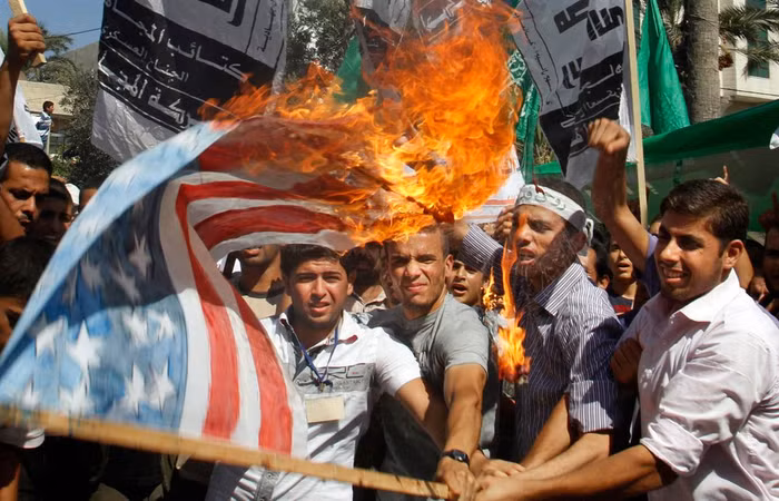 Một lá cờ Mỹ bị đốt cháy trong một cuộc biểu tình tại thành phố Gaza.
