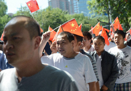 Một số cuộc biểu tình đã biến thành bạo lực khi những người biểu tình đụng độ với cảnh sát vũ trang và phá hủy các xe sản xuất từ Nhật Bản.