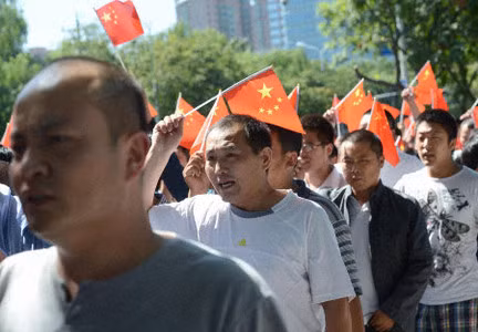 Một số cuộc biểu tình đã biến thành bạo lực khi những người biểu tình đụng độ với cảnh sát vũ trang và phá hủy các xe sản xuất từ Nhật Bản.