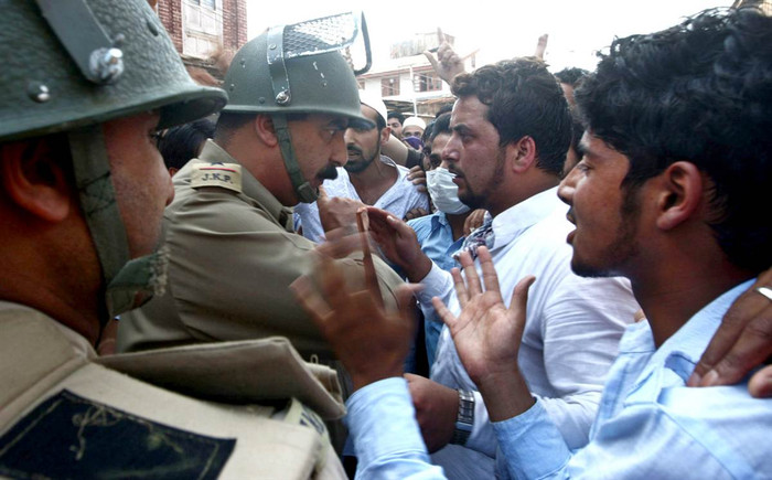 Tại Srinagar, Ấn Độ, cảnh sát ngăn chặn người biểu tình Hồi giáo Kashmiri. Tại Srinagar, Ấn Độ, cảnh sát ngăn chặn người biểu tình Hồi giáo Kashmiri.