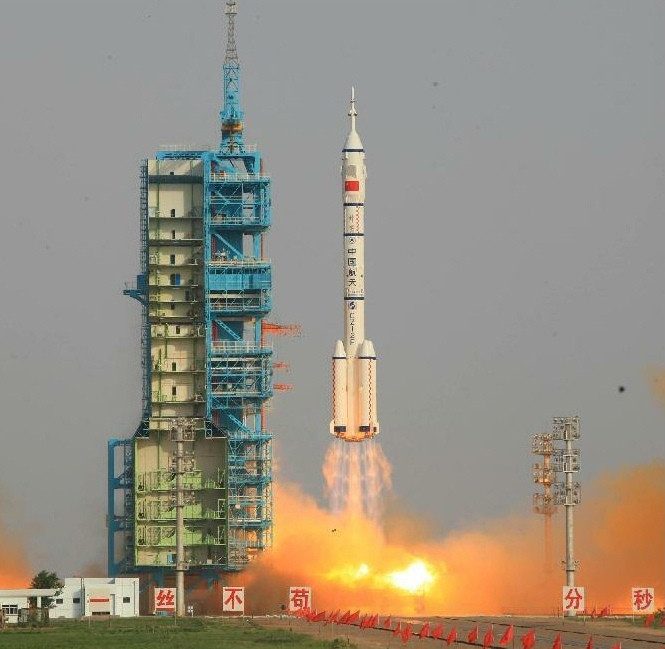 Đây cũng là lần đầu tiên Trung Quốc đưa nữ phi hành gia lên vũ trụ. Đó là thiếu tá không quân Liu Yang.