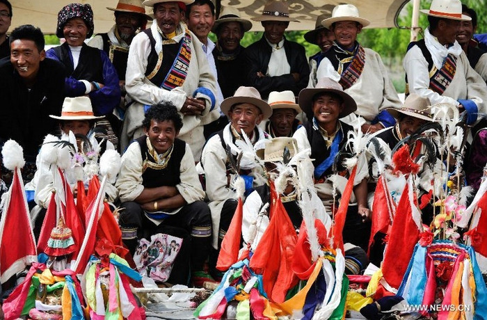 Người dân theo dõi trận đấu kịch tính giữa các đối thủ. Người dân theo dõi trận đấu kịch tính giữa các đối thủ.