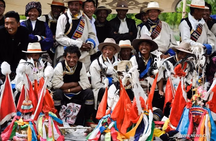 Người dân theo dõi trận đấu kịch tính giữa các đối thủ.