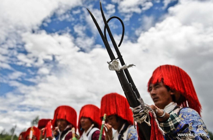 Những người đàn ông dự thi trong trang phục truyền thống Những người đàn ông dự thi trong trang phục truyền thống