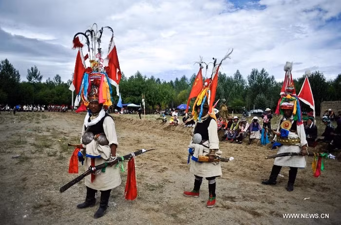 Trang phục sặc sỡ