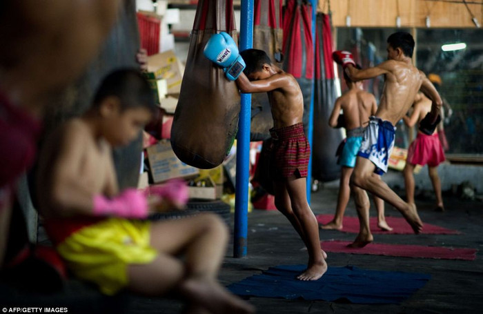 Môn thể thao này đã được phổ biến rộng và gắn liền với lịch sử của đất nước Thái Lan, đã được phát triển qua nhiều thế kỷ trước như một cách để người đàn ông Thái có thể tự bảo vệ mình mà không cần sử dụng vũ khí. Môn thể thao này đã được phổ biến rộng và gắn liền với lịch sử của đất nước Thái Lan, đã được phát triển qua nhiều thế kỷ trước như một cách để người đàn ông Thái có thể tự bảo vệ mình mà không cần sử dụng vũ khí.