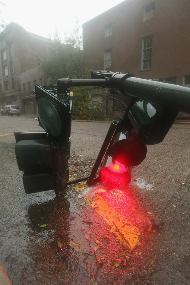 Sức gió mạnh khiến đèn tín hiệu giao thông cũng bị đổ.