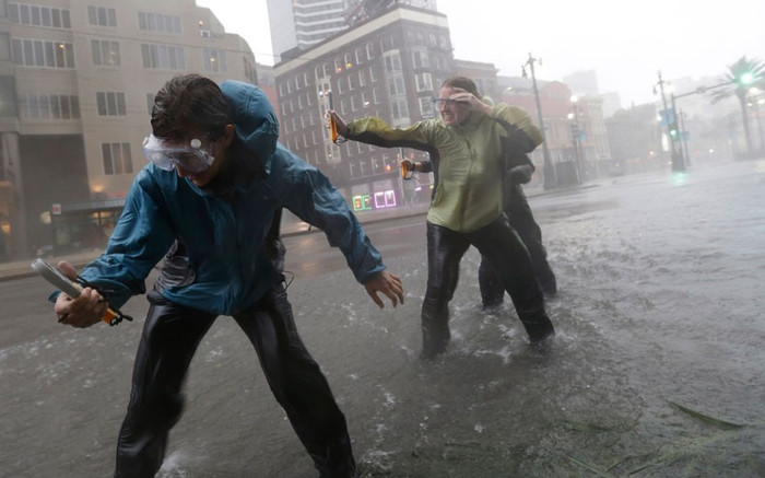 Các sinh viên trường Đại học Alabam đang cố gắng đo sức gió của bão Isaac tại New Orleans.