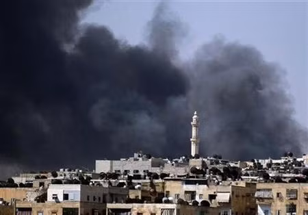 Thành phố Aleppo chìm trong khói đạn mù mịt.