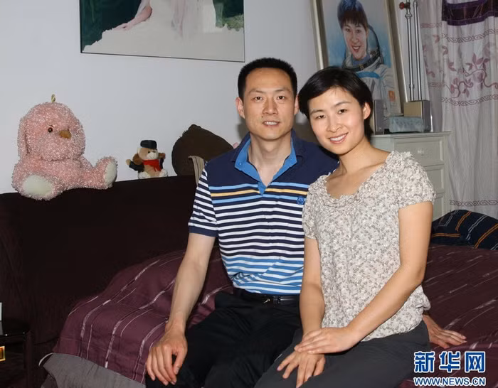 Liu Yang, 33 tuổi, sinh ra tại tỉnh Hà Nam và gia nhập Không quân Trung Quốc vào năm 1997. Hiện cô là một Thiếu tá trong Không quân nước này.