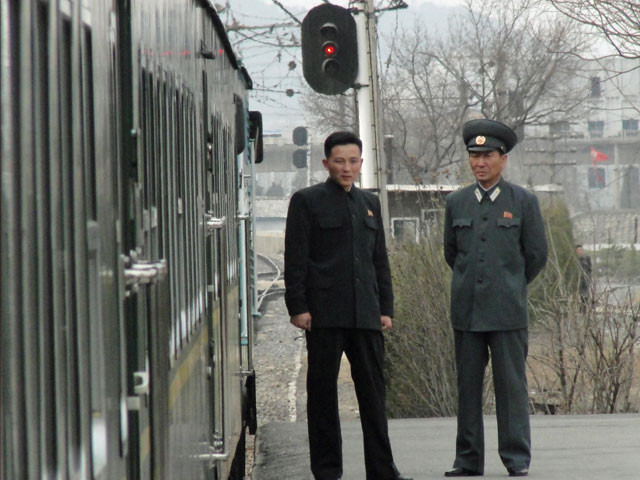 Quan chức Triều Tiên đứng ở bến ga để đảm bảo sự an toàn cho các phóng viên lên tàu trong chuyến đi đến bãi thử Tongchang-ri. Quan chức Triều Tiên đứng ở bến ga để đảm bảo sự an toàn cho các phóng viên lên tàu trong chuyến đi đến bãi thử Tongchang-ri.