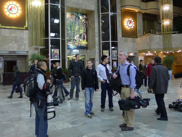 Phóng viên quốc tế tập trung tại khách sạn thủ đô Bình Nhưỡng. Phóng viên quốc tế tập trung tại khách sạn thủ đô Bình Nhưỡng.