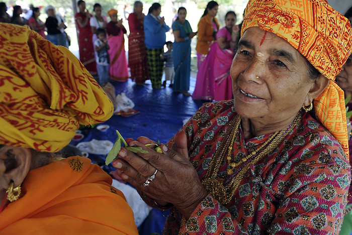 Bà Diva Poudel đang cầu nguyện trong lễ hội. Bà Diva Poudel đang cầu nguyện trong lễ hội.