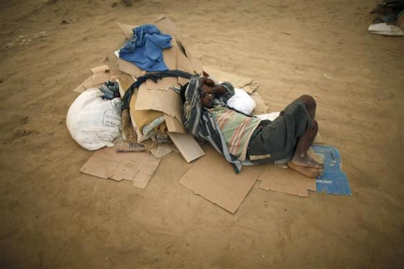 Năm ngoái, Cơ quan tị nạn Liên Hiệp Quốc cho biết khoảng 85.000 người tị nạn từ các nước vùng Sừng châu Phi đã lên những chiếc tàu chở người lậu và liều mạng vượt qua Vịnh Aden cũng như Hồng Hải. Năm ngoái, Cơ quan tị nạn Liên Hiệp Quốc cho biết khoảng 85.000 người tị nạn từ các nước vùng Sừng châu Phi đã lên những chiếc tàu chở người lậu và liều mạng vượt qua Vịnh Aden cũng như Hồng Hải.